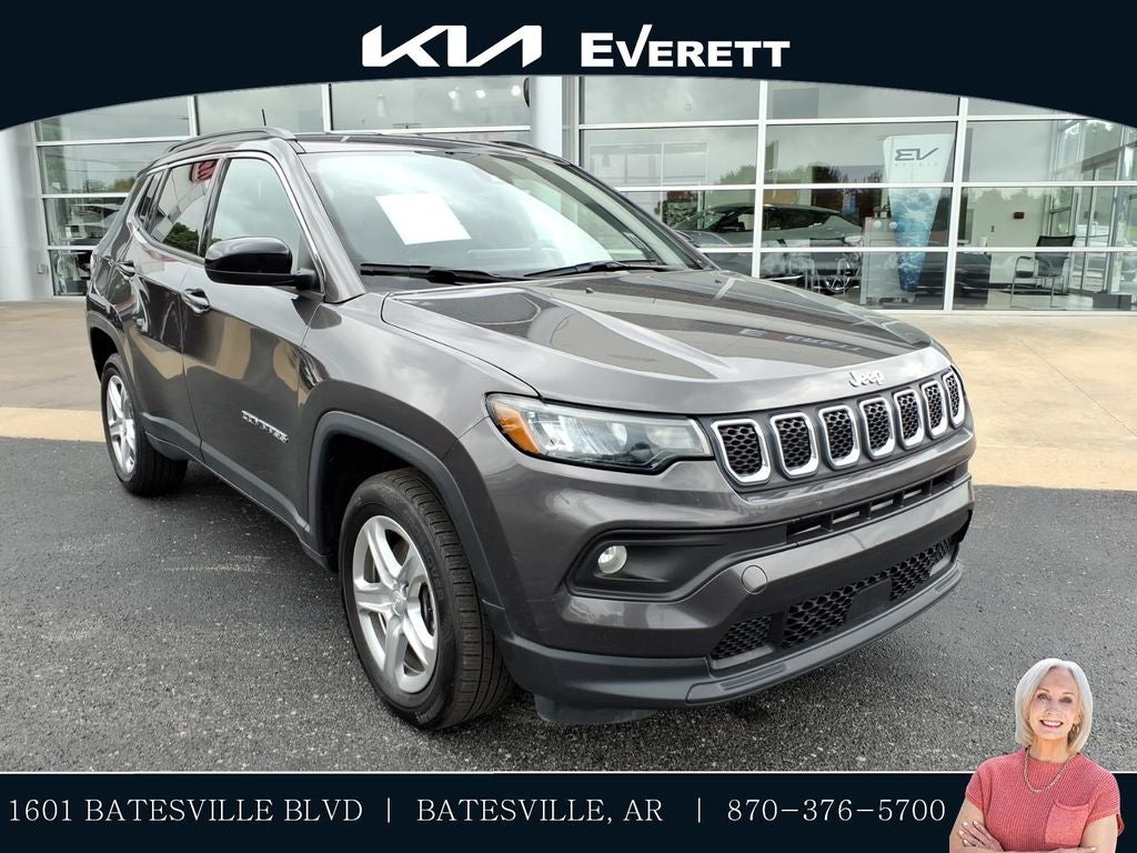 2024 Jeep Compass Latitude in Sting-Gray Clearcoat — front three-quarter view